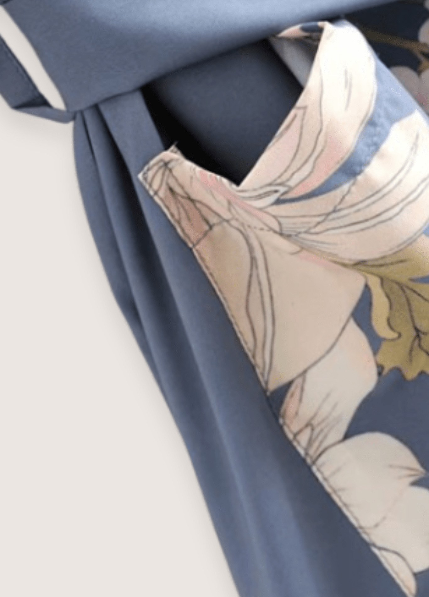 Kimono long bleu pâle à motif fleuri et paon