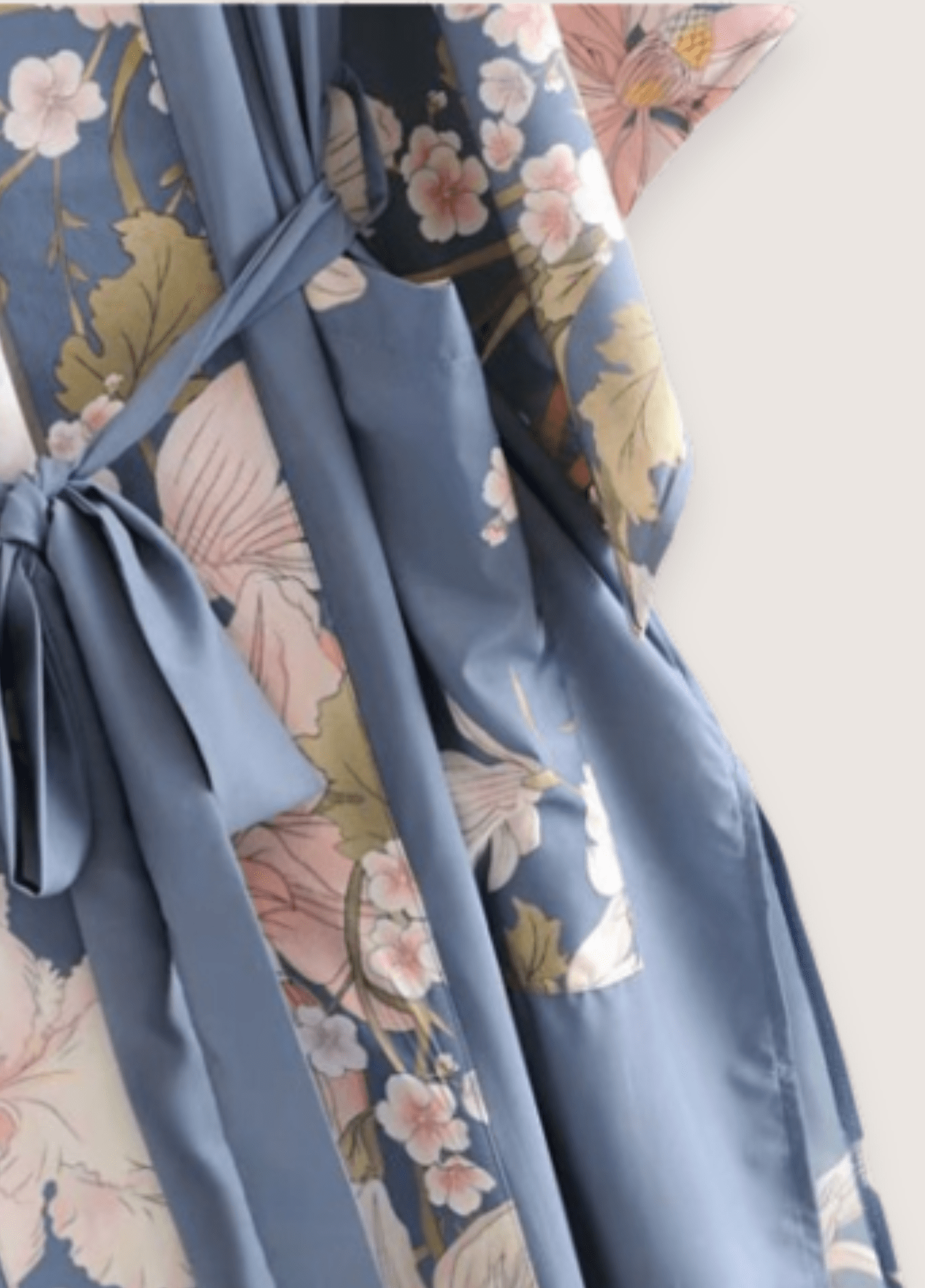 Kimono long bleu pâle à motif fleuri et paon